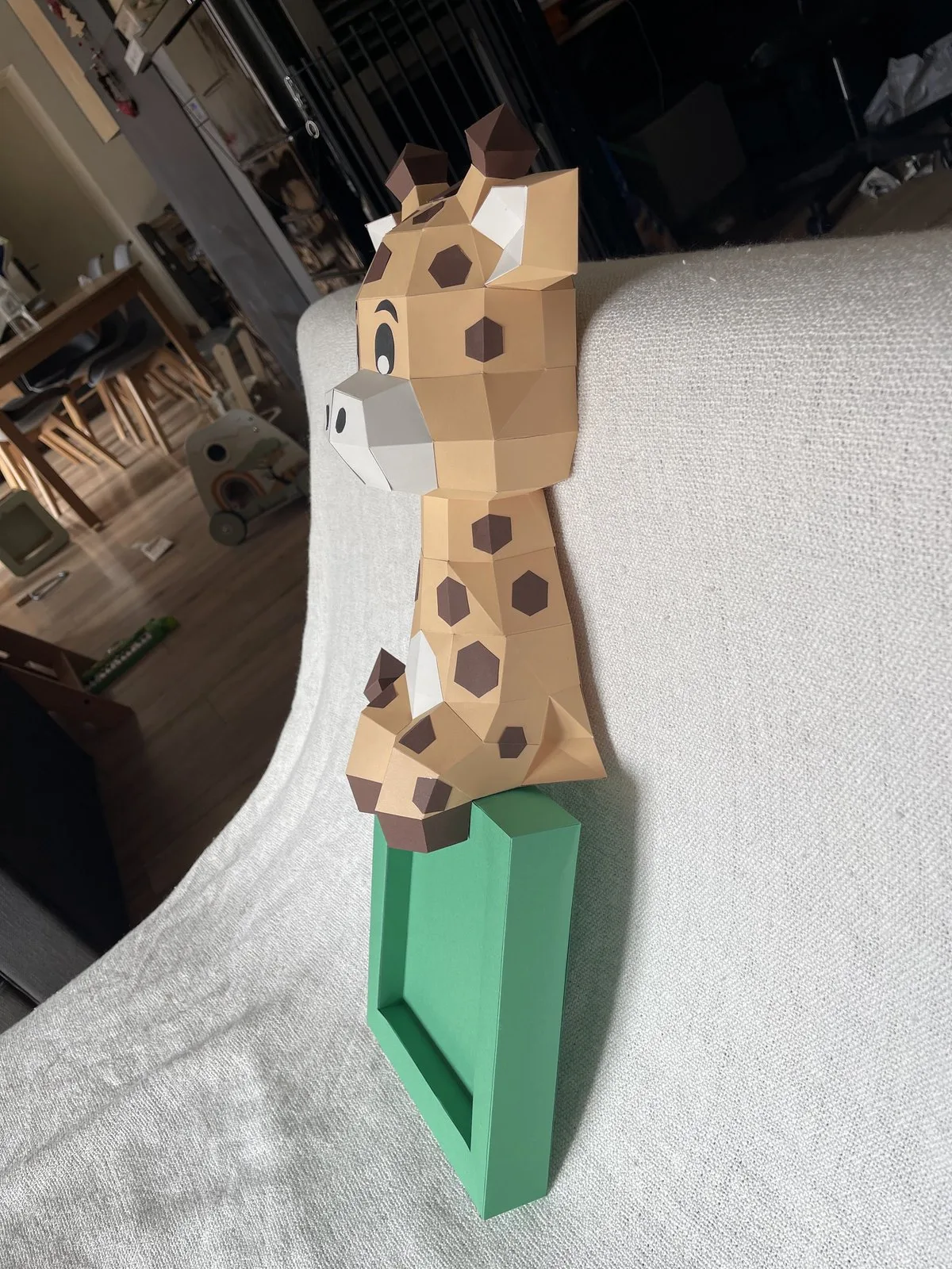 Girafe cartoon à taches marron sur cadre photo vert