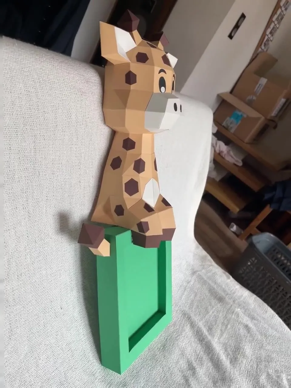 Cadre vert avec tête de girafe en papier vue de côté