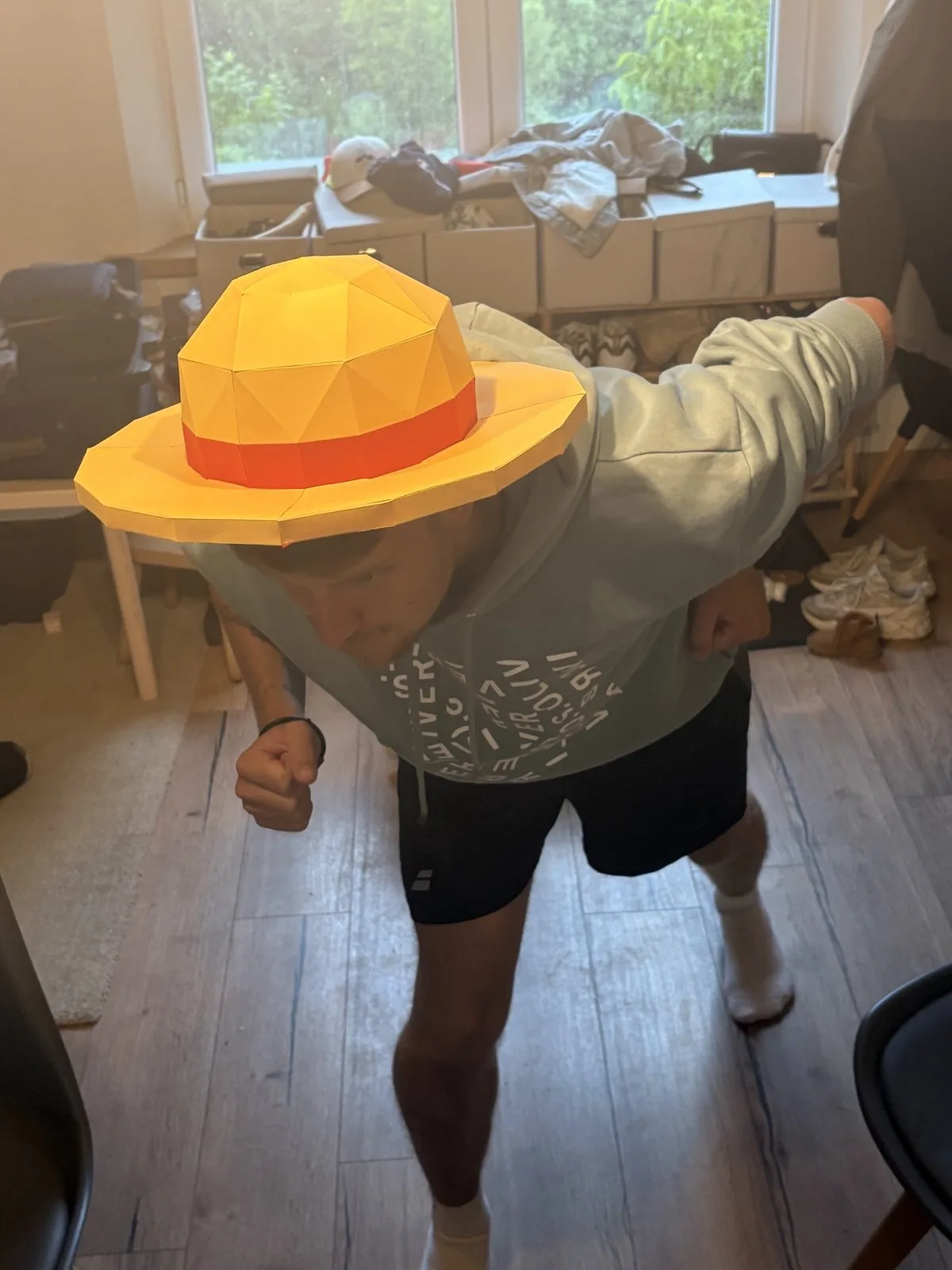 Chapeau de paille jaune à ruban rouge style Luffy sur une tête