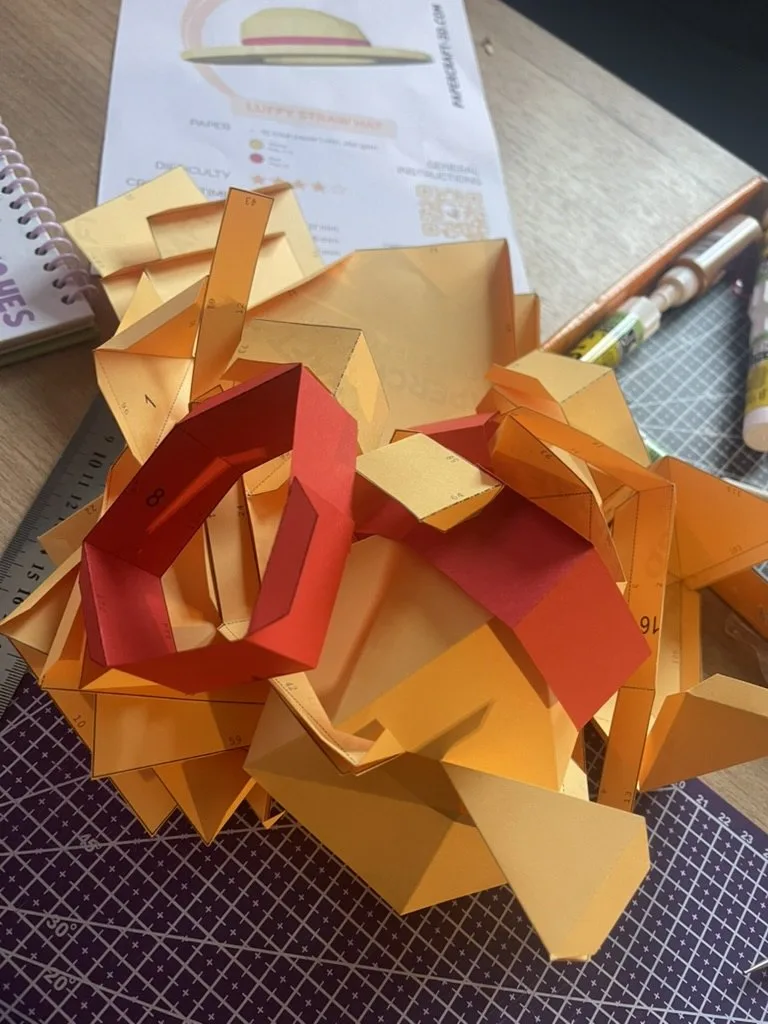 Assemblage des pièces jaunes et rouges du chapeau