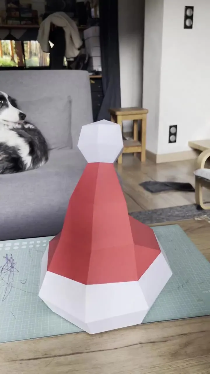Chapeau rouge du Père Noël à pompon blanc sur surface plane
