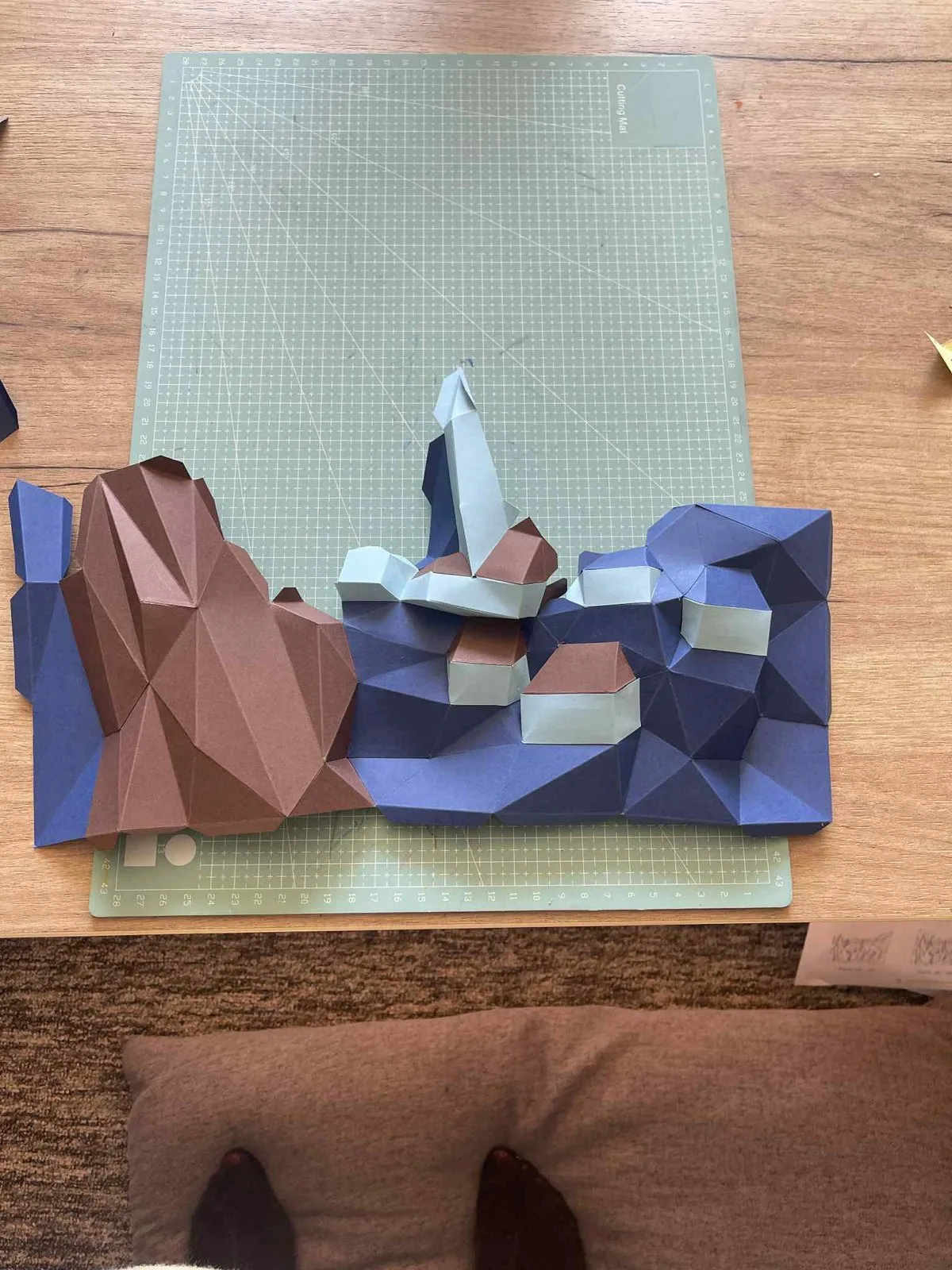 Assemblage en cours de la Nuit étoilée de Van Gogh : cyprès marron et ciel bleu low-poly sur tapis d