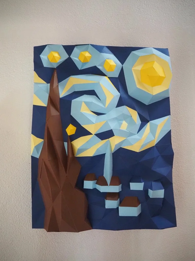 Photo client : tableau 3D en relief de La Nuit étoilée de Van Gogh accroché au mur