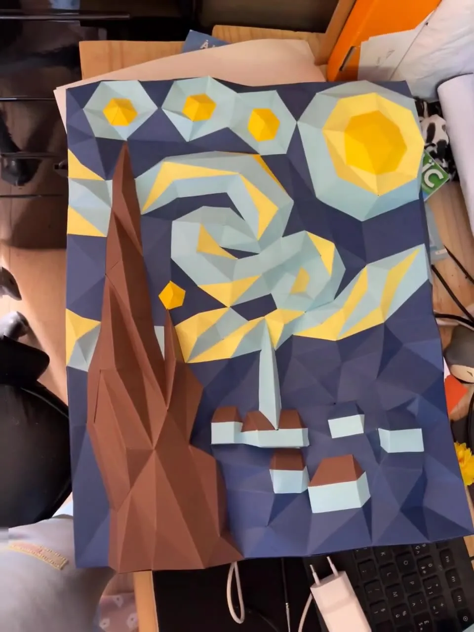 Maquette 3D de La Nuit étoilée de Van Gogh sur un bureau