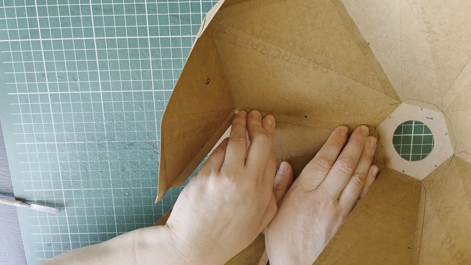 Assemblage des panneaux kraft d’une lampe solstice