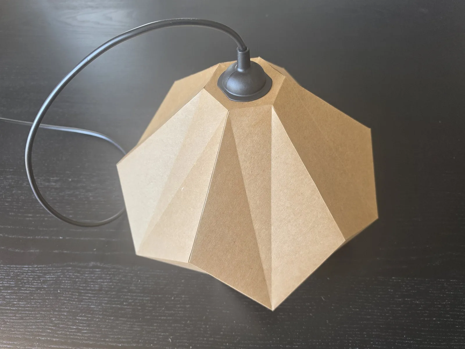 Lampe solstice terminée sur table noire avec câble