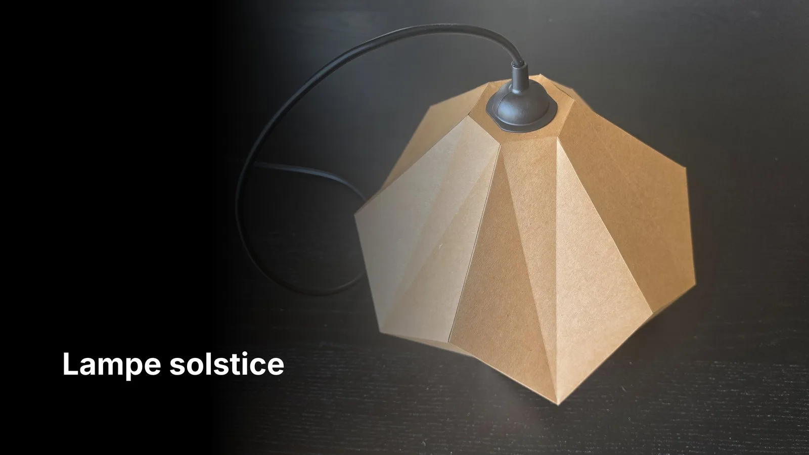 Lampe solstice en papier kraft sur fond noir