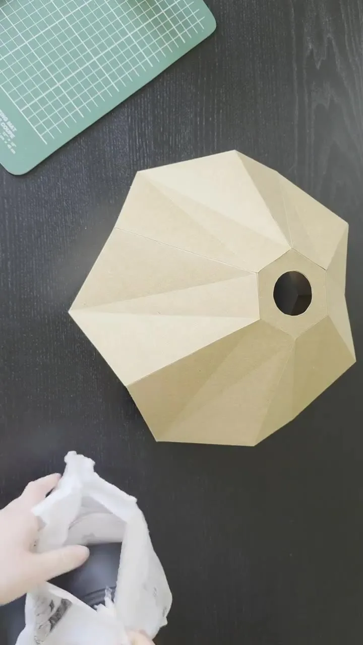 Lampe kraft retournée montrant l’emplacement de la douille