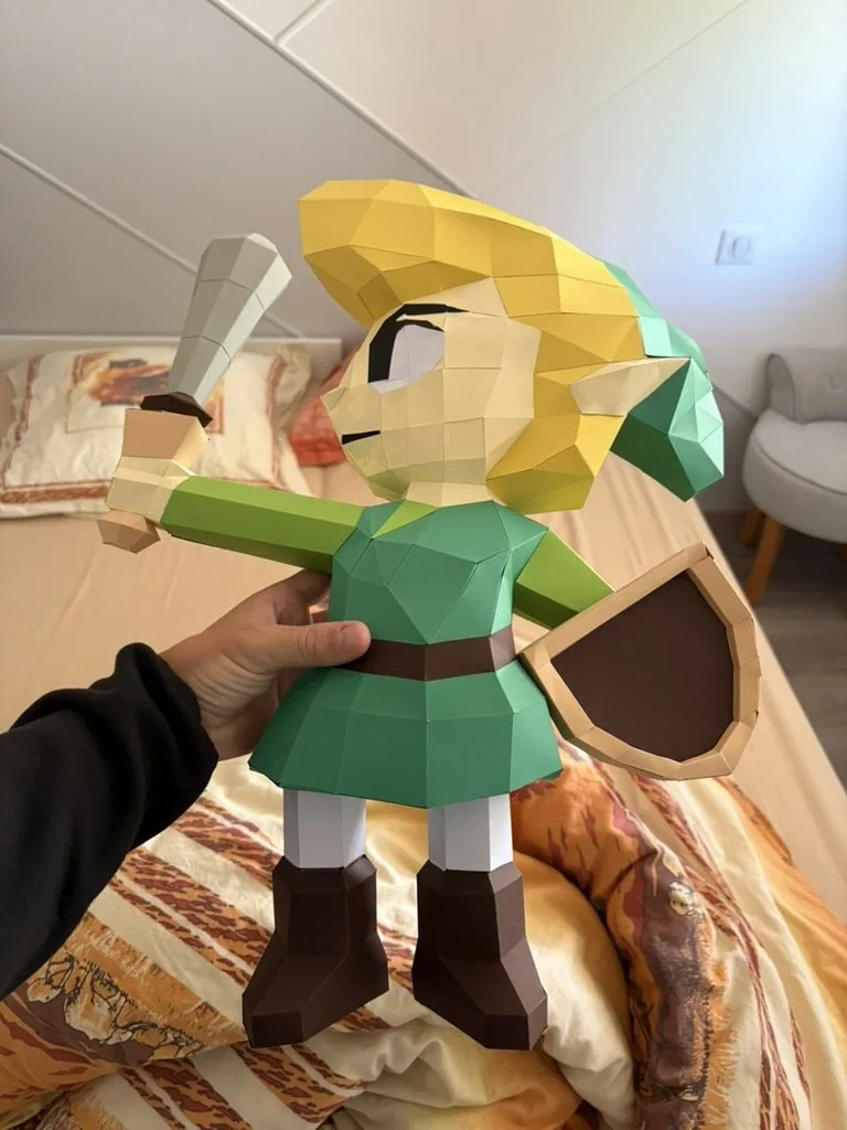 Toon Link en tunique verte tenant épée et bouclier à la main