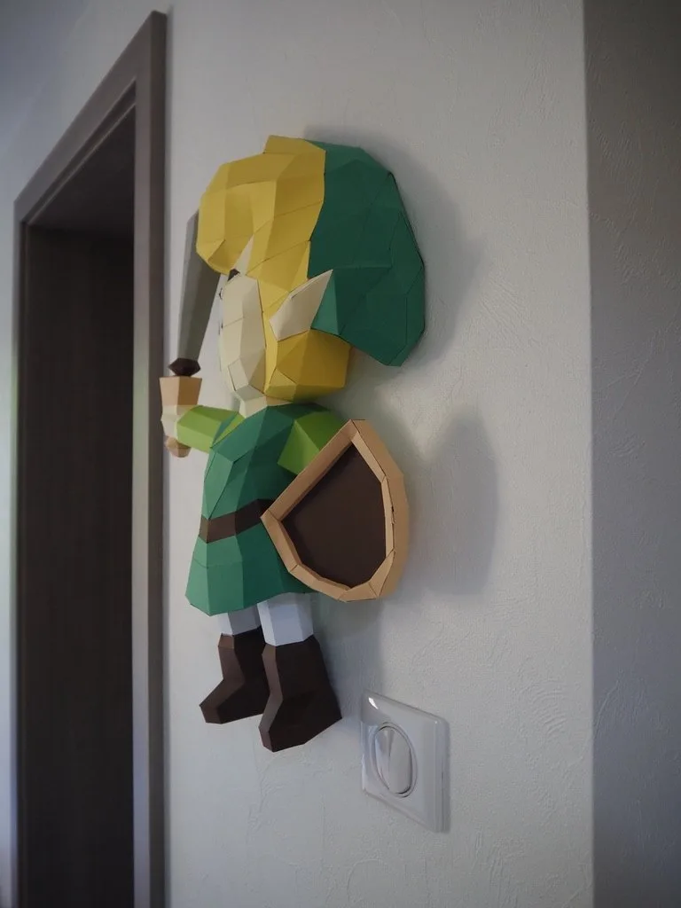 Link mural de profil avec épée et bouclier près d’une porte