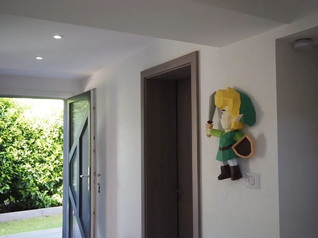 Figurine de Link accrochée au mur dans une entrée