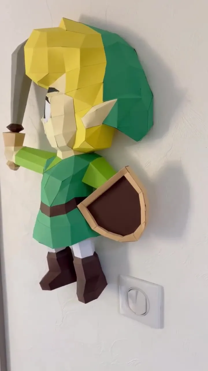 Link en papercraft mural avec bouclier en gros plan