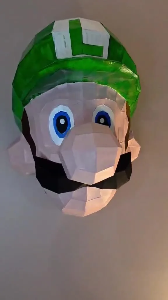 Tête de Luigi en papier avec casquette verte et moustache