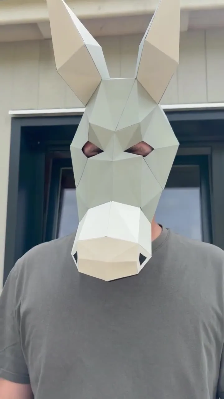 Masque d’âne low-poly gris et blanc aux formes épurées