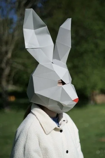 Masque lapin gris au nez rouge orangé en plein air