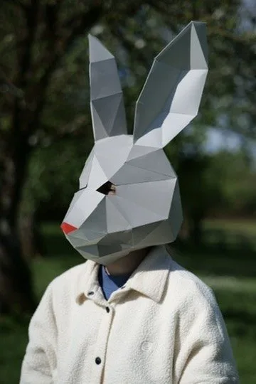 Enfant avec masque lapin gris clair et nez rouge vif