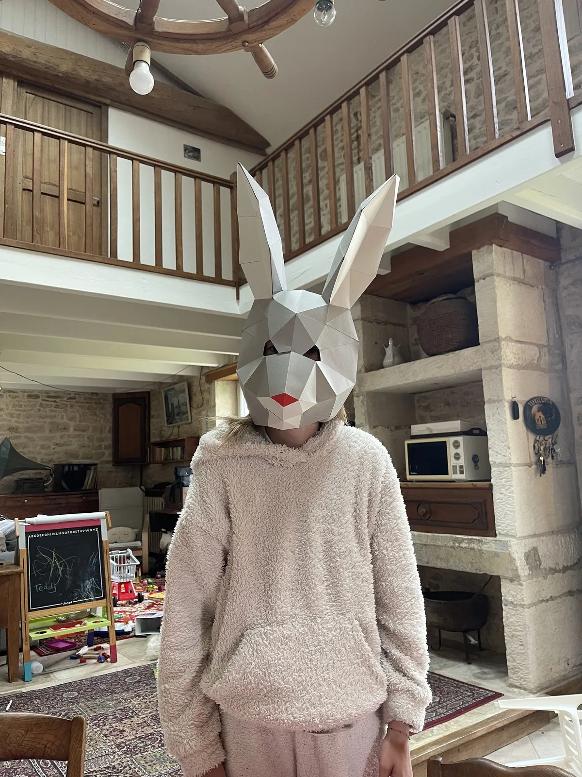 Masque lapin blanc aux longues oreilles et nez rouge