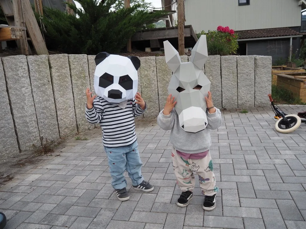 Enfants masqués panda noir et blanc et âne gris