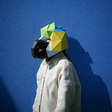 Masque perroquet coloré vert bleu jaune à bec noir