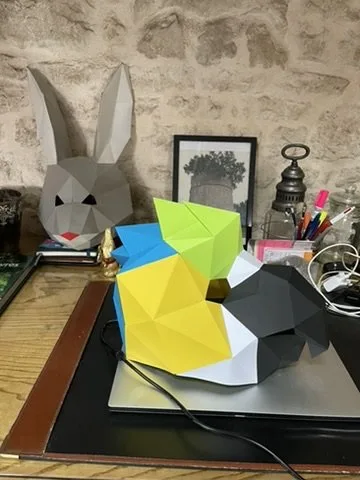 Masque perroquet multicolore en assemblage sur table en bois