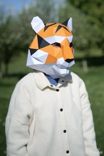 Masque de tigre aux rayures orange porté par un enfant
