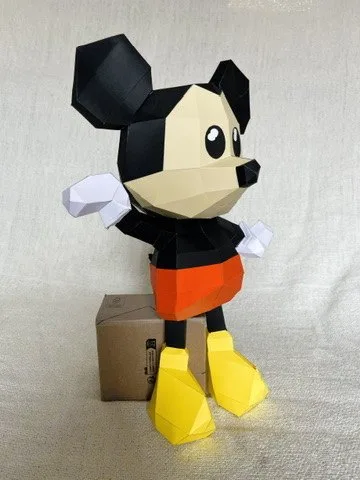 Mickey Mouse en papier debout avec short orange