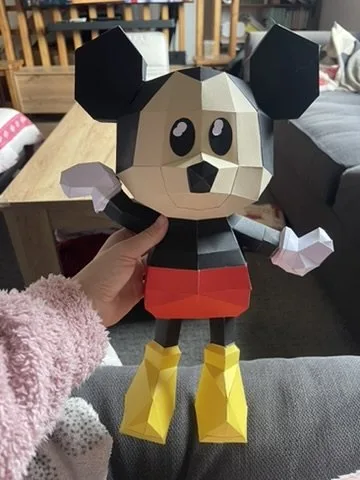 Mickey en origami tenu dans une main ouverte