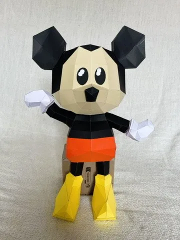 Mickey en papier noir avec short rouge et chaussures jaunes