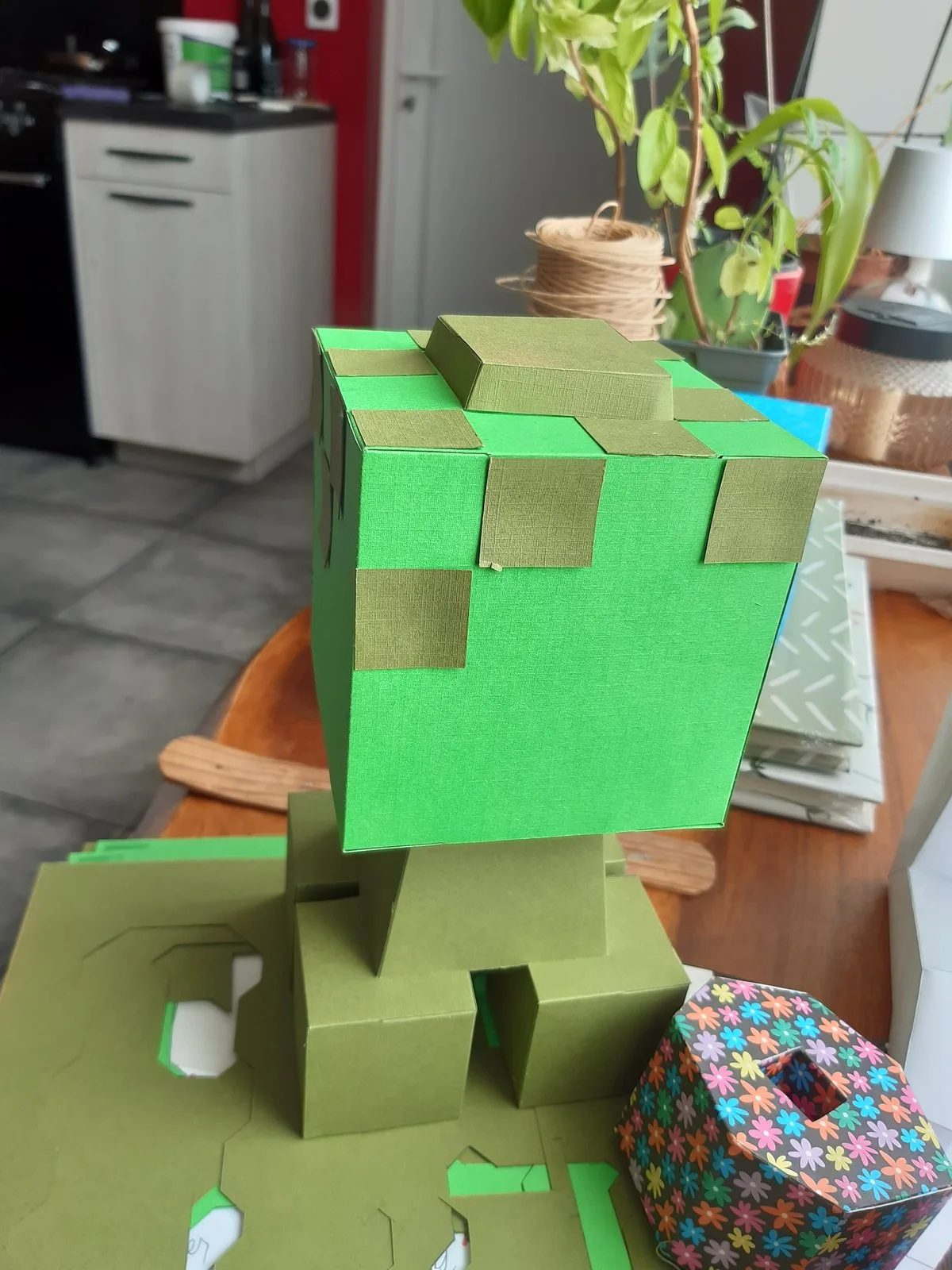 Personnage Minecraft en papercraft de trois quarts sur un plan de travail