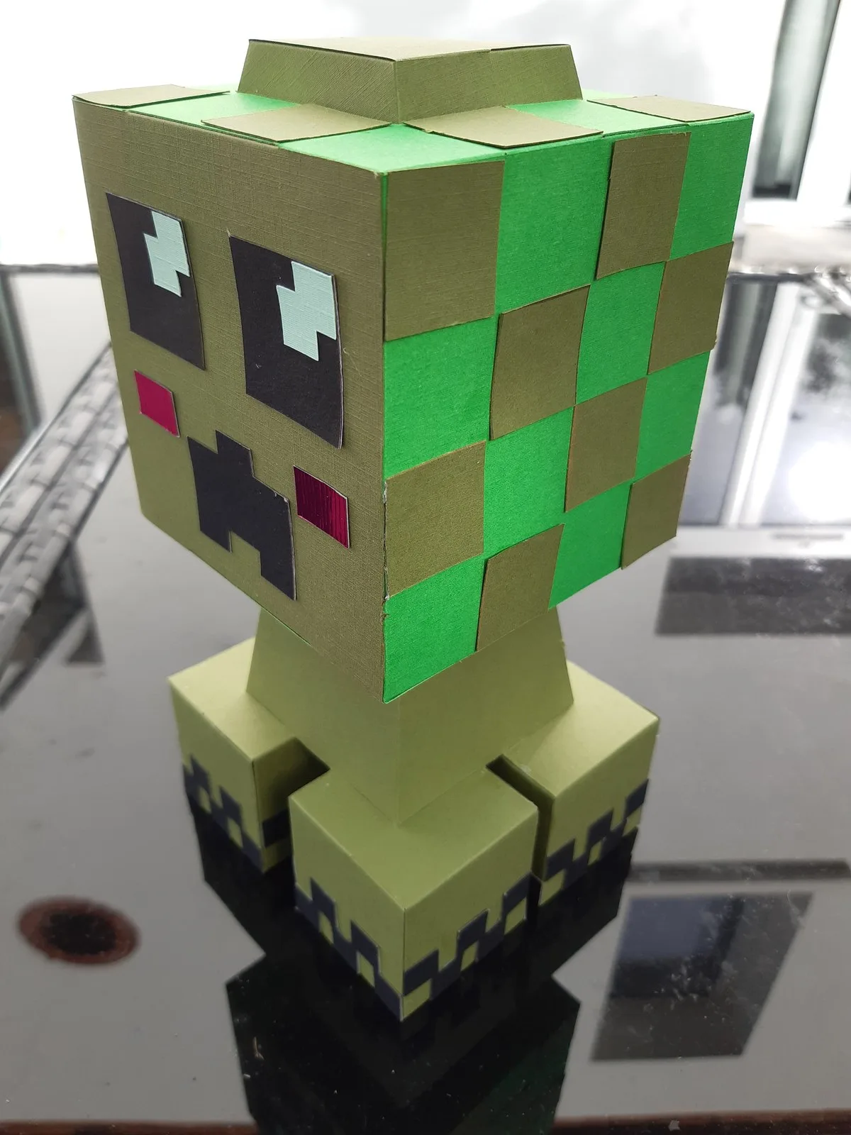 Personnage Minecraft en papercraft, gros plan sur la tête en damier