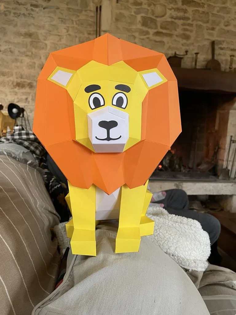 Lionceau jaune assis à crinière orange style dessin animé