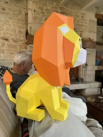 Lionceau jaune de profil à crinière orange vif