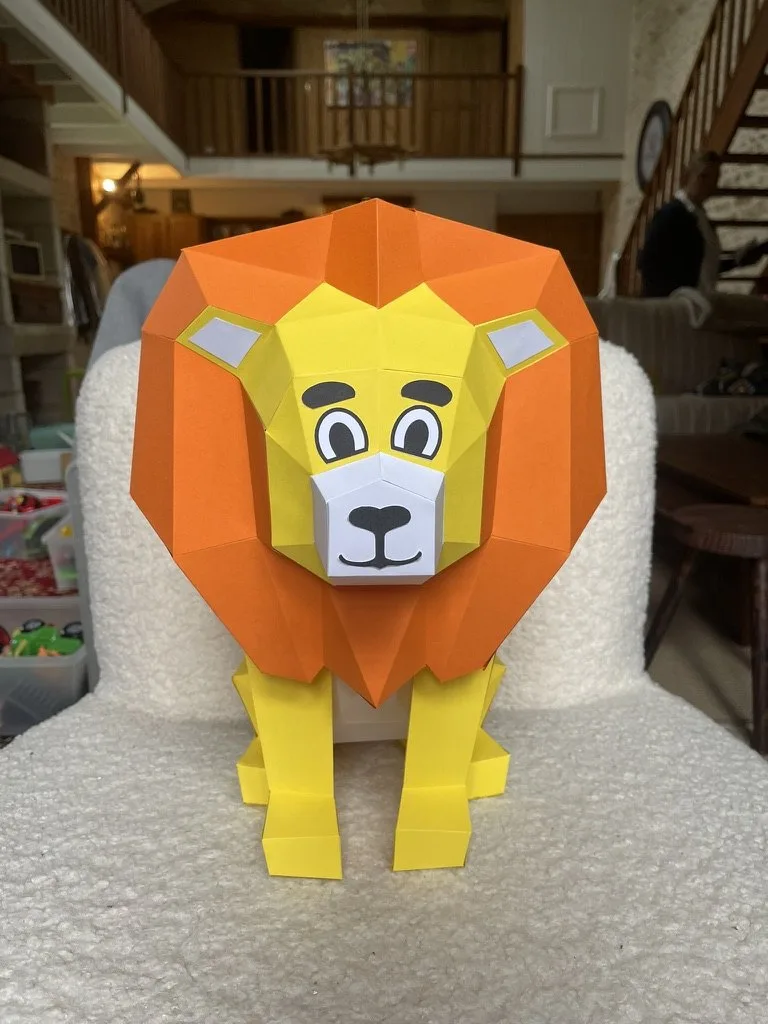 Lionceau jaune face à crinière orange et museau blanc