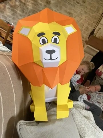 Lionceau assis jaune et orange style enfantin
