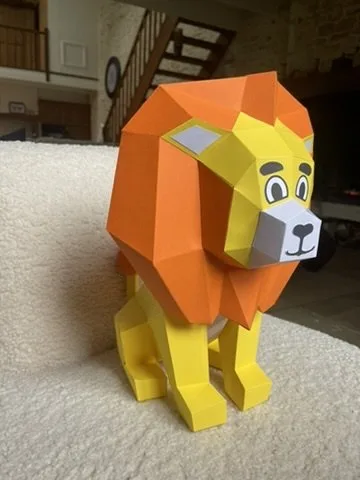 Lionceau jaune en trois quarts à crinière orange