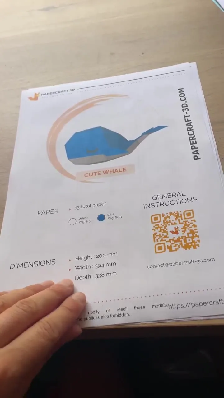 Baleine bleue et blanche en papier aux yeux fermés