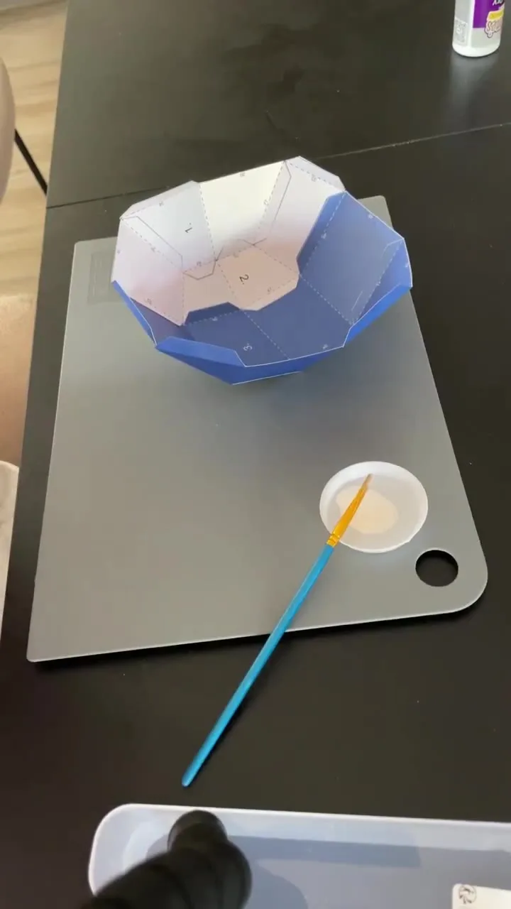 Ventre de baleine en papier assemblé sur un tapis