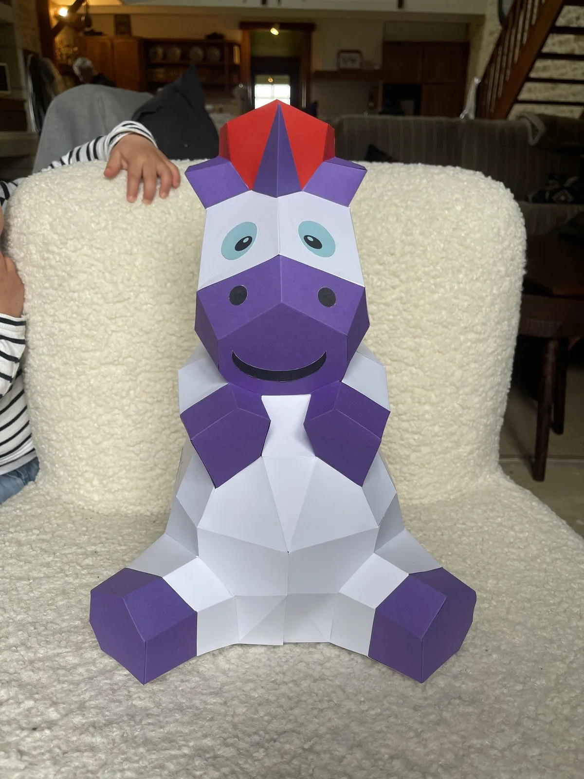 Licorne enfant blanche à corne rouge et enfant admiratif