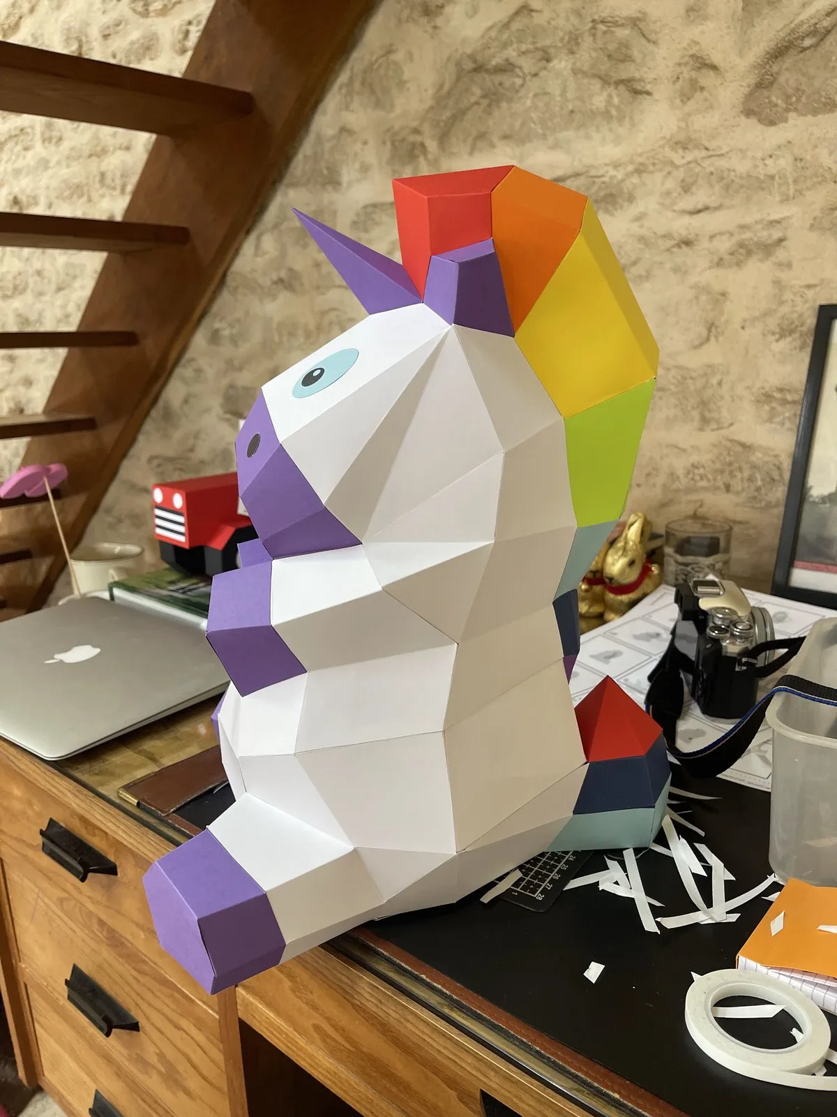 Licorne assise violette et blanche à crinière colorée