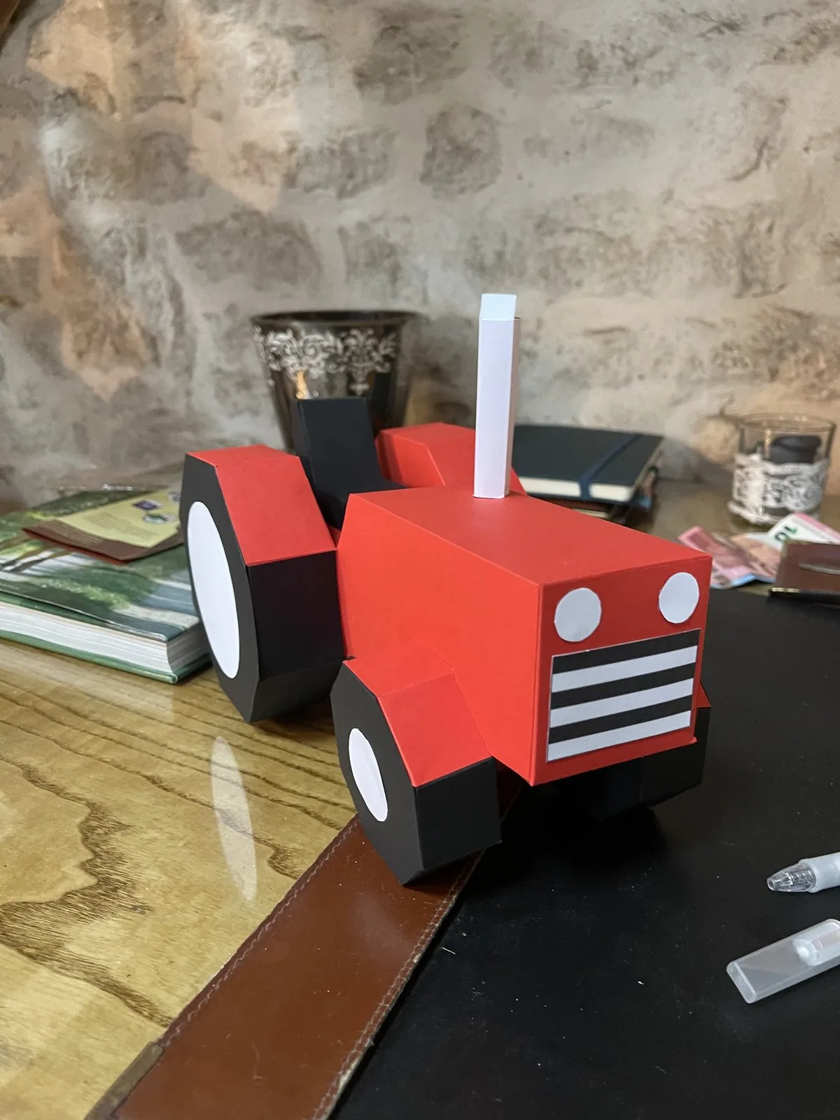 Tracteur rouge et noir posé sur bureau en bois