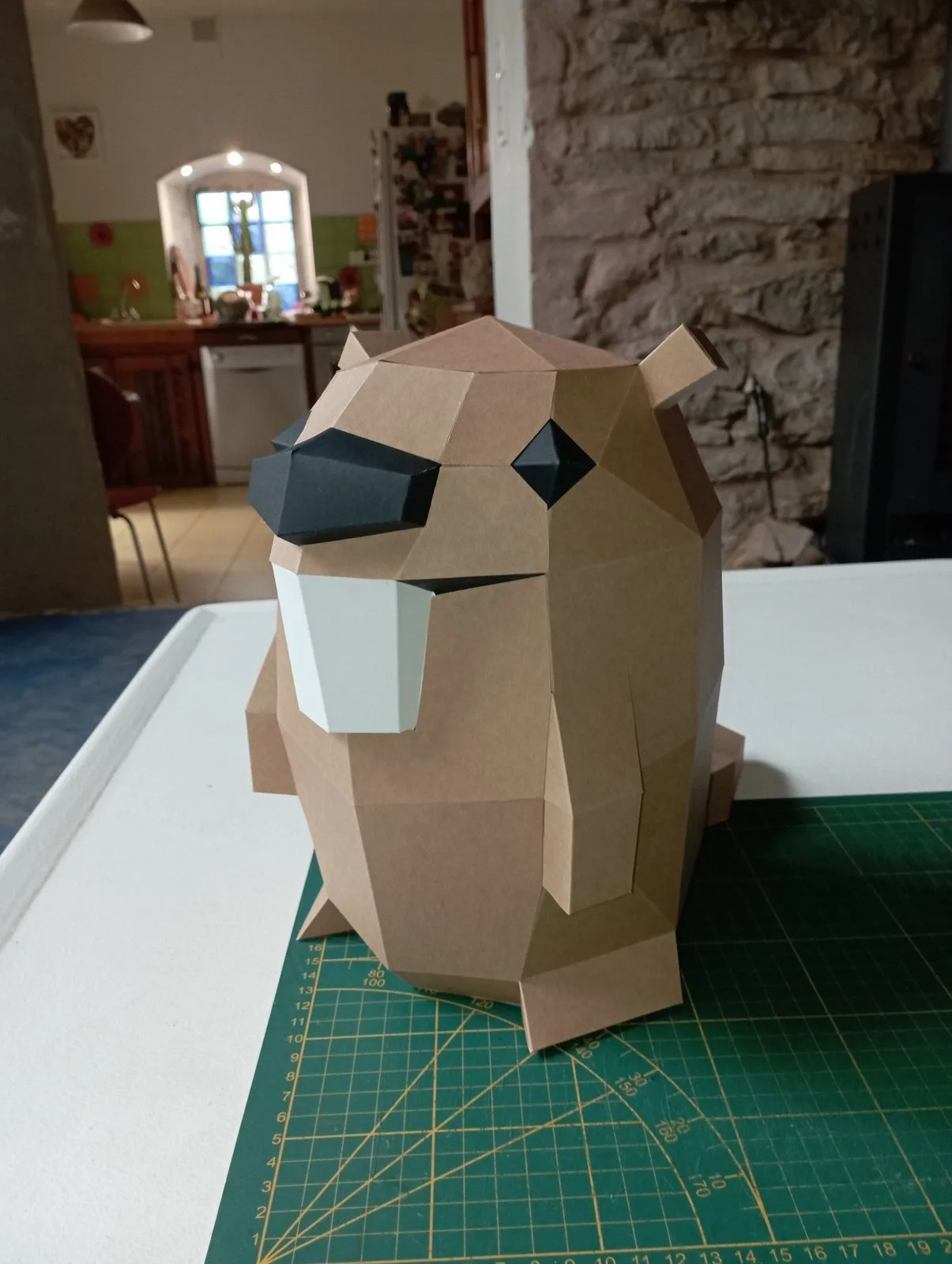 Marmotte en papier kraft assise avec masque noir et dents proéminentes