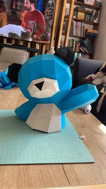 Ours en papier bleu avec cœur et museau blanc en assemblage
