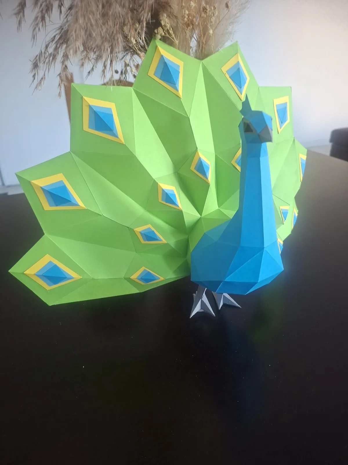 Paon en papercraft vert et bleu avec la roue déployée