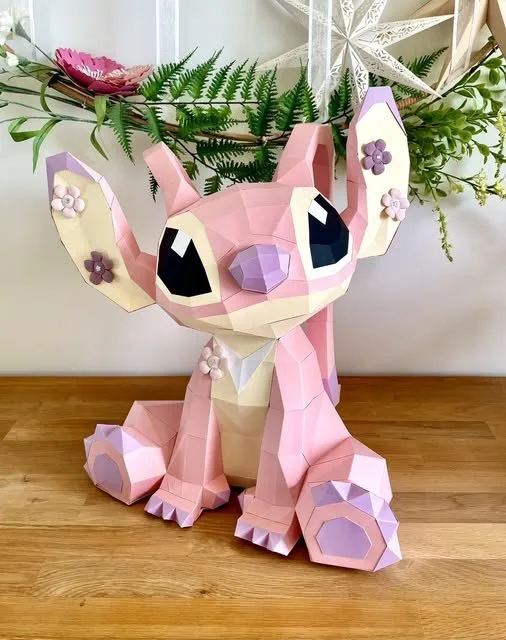 Angel Stitch rose assise avec oreilles crème et fleurs violettes