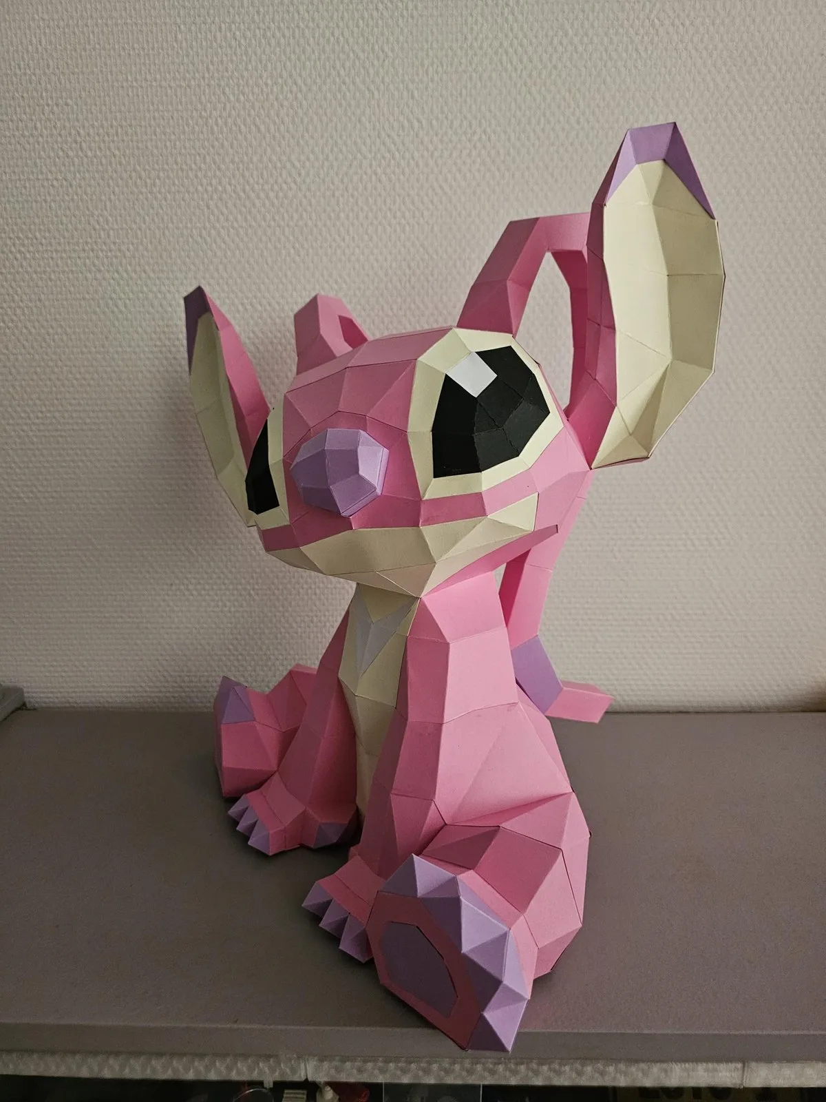 Angel en papercraft rose vue de trois quarts