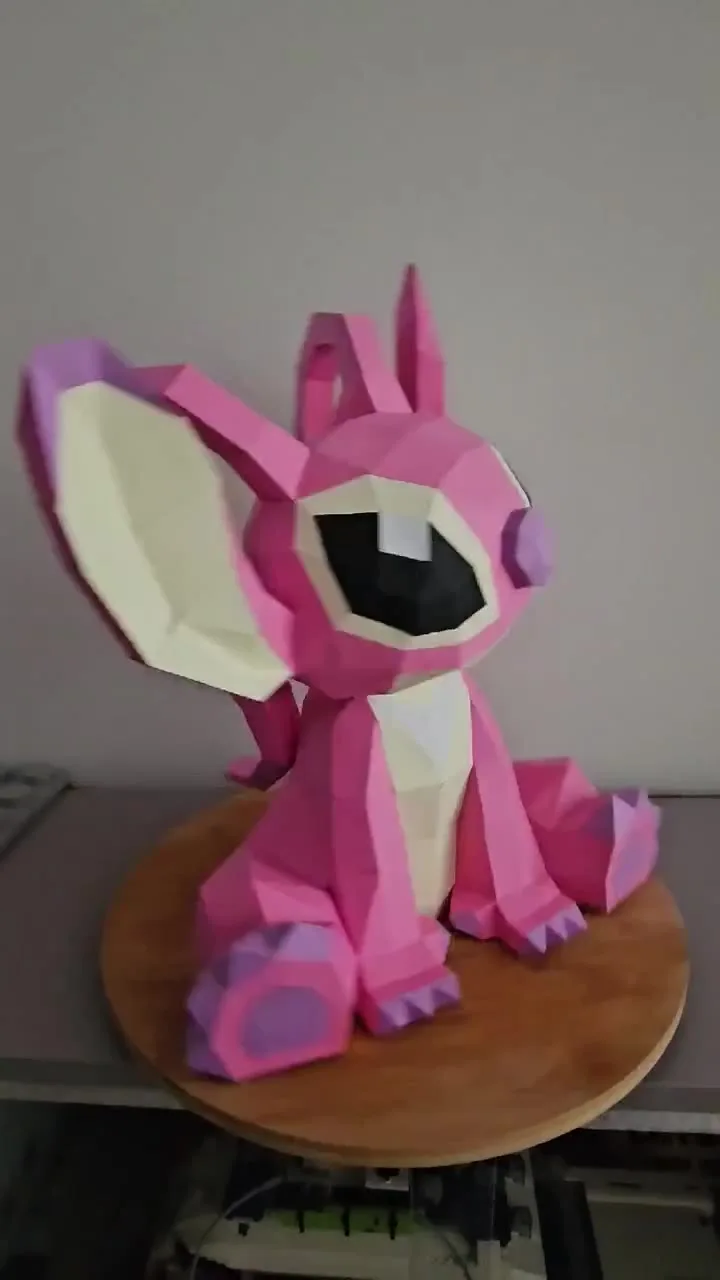 Angel en papercraft rose posée sur une table ronde