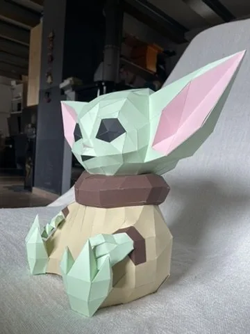 Bébé Yoda vert pâle en robe beige et oreilles roses