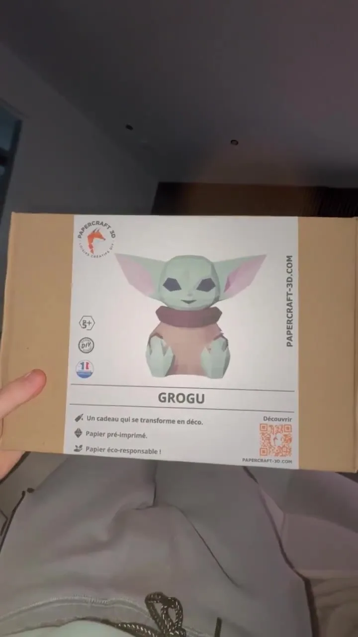 Boîte de kit papercraft représentant Grogu bébé Yoda