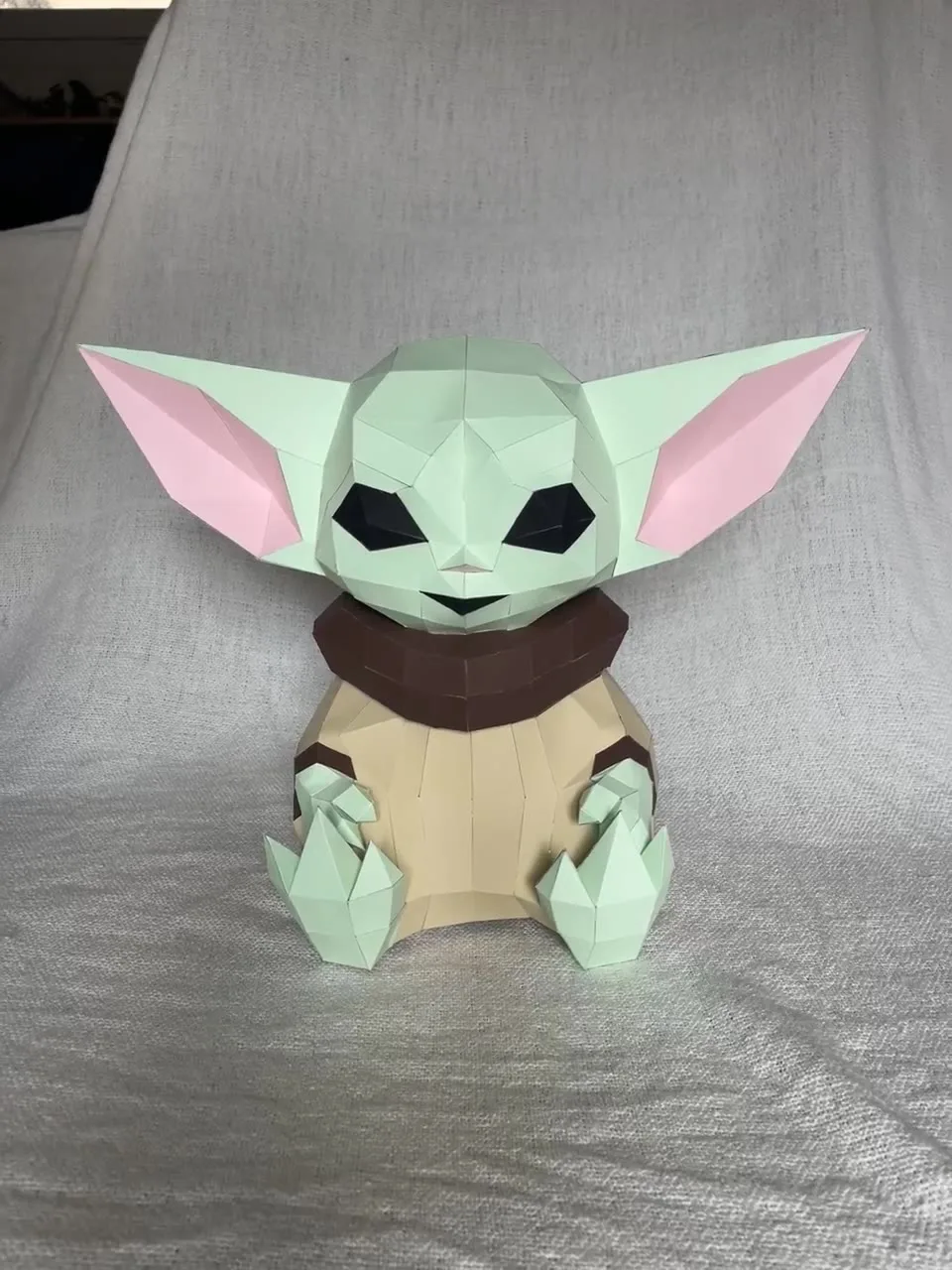 Figurine de Grogu terminée aux tons verts et roses