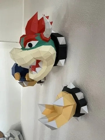 Bowser en papier sortant d’un mur avec Bob-omb